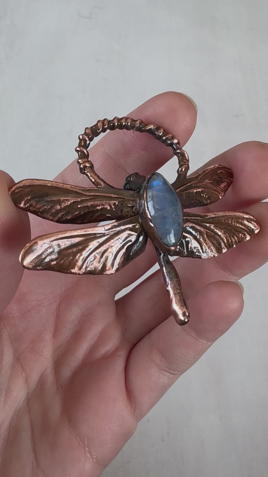 Pendentif Libellule en pierre de lune